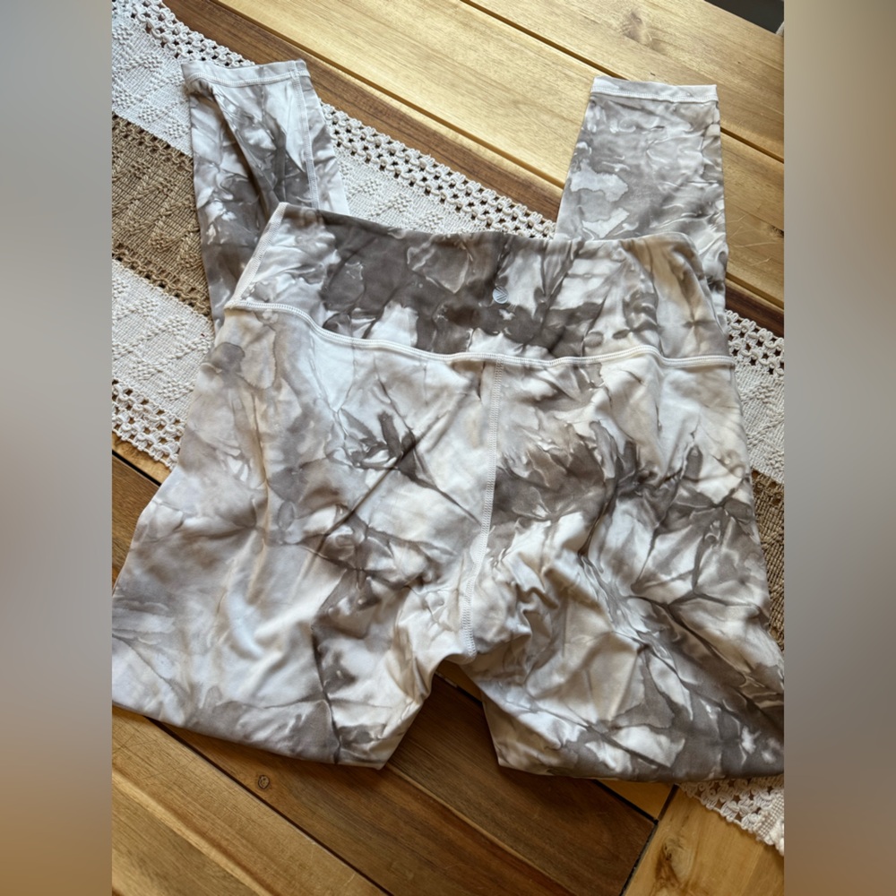 SAVVI Leggings Size Medium tie dye